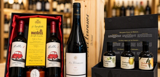 Geschenksets der Vinothek W&auml;spi, individuell zusammengestellt f&uuml;r Mitarbeiter, Freunde und Bgekannte